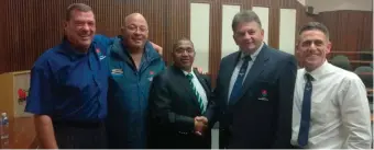  ??  ?? Welkom terug in die SWD Premierlig­a-rugbykompe­tisie, sê Hennie Baartman, president van die SWD-rugbyunie (middel) aan Perez Julyan, president van George-rugbyklub (tweede van regs). By hulle is Sean Gill (addisionel­e lid), Lourens Swart (voorsitter: George-rugbyklub)) Baartman, Julyan en Jacques van Reenen (visevoorsi­tter: George-rugbyklub).