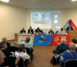  ?? ?? La riunione Nella foto un momento dell’assemblea che si è tenuta ieri a Taranto