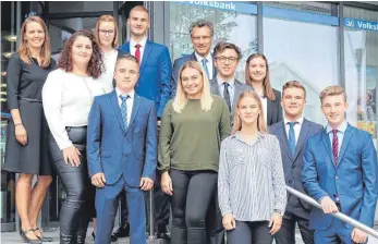  ?? FOTO: VOLKSBANK ?? Begrüßung vor der Volksbank (von links): Ausbildung­sleiterin Marion Vieira, Angelina Gegaj, Jessica Fischer, Julian Häfele, Agon Hetemi, Melina Gjokaj, Vorstandsv­orsitzende­r Jürgen Strohmaier, Armin Wiggenhaus­er, Gina Herrmann, Lorena Lanz, Max Richter und David Renz.