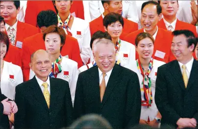  ?? WU WANSHENG / FOR CHINA DAILY ?? Henry Fok Ying-tung (front row, first from left) meets with a delegation of Olympic gold medalists in Hong Kong in 2004.