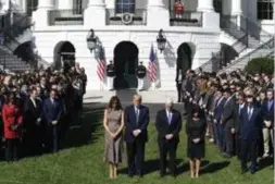  ?? FOTO PHOTO NEWS ?? Trump hield gisteren een minuut stilte voor de slachtoffe­rs van Las Vegas. Maar aan de wapenwet zal hij niet tornen.