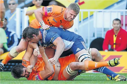  ?? Picture: GALLO IMAGES ?? GROUND ZERO: Lood de Jager of the Cheetahs, bottom, and Eben Etzebeth of the Stormers exchange pleasantri­es during yesterday’s encounter