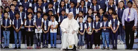  ?? Foto: Andrew Medichini, afp ?? Vor dem Treffen mit den Bischöfen von Myanmar blieb Zeit für ein Gruppenfot­o des Papstes mit Kindern. Selten waren die Erwartunge­n an eine Auslandsre­ise von Franziskus derart groß. Für seinen zurückhalt­enden offizielle­n Auftritt gab es auch Kritik.