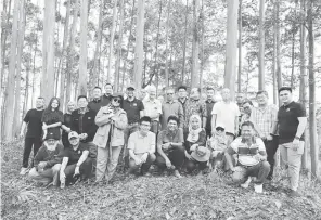  ?? ?? KAGUM: Delegasi MPMA merakamkan gambar kenangan semasa lawatan ke hutan tanam terbesar Sarawak di Bintulu anjuran PUSAKA.