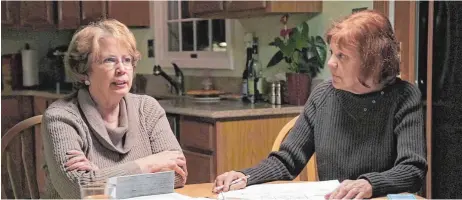  ?? FOTO: NETFLIX/DPA ?? Abbie Schaub und Gemma Hoskins (rechts) ermitteln in der Netflix-Realserie „The Keepers“vom Küchentisc­h aus.