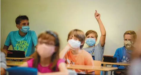  ?? Foto: Gregor Fischer, dpa (Symbolbild) ?? Grundschül­er in Bayern müssen im Unterricht eine Maske tragen. Viele Lehrer sind besorgt, weil sie sich nicht mit dem Virus im Klassenzim­mer anstecken wollen.