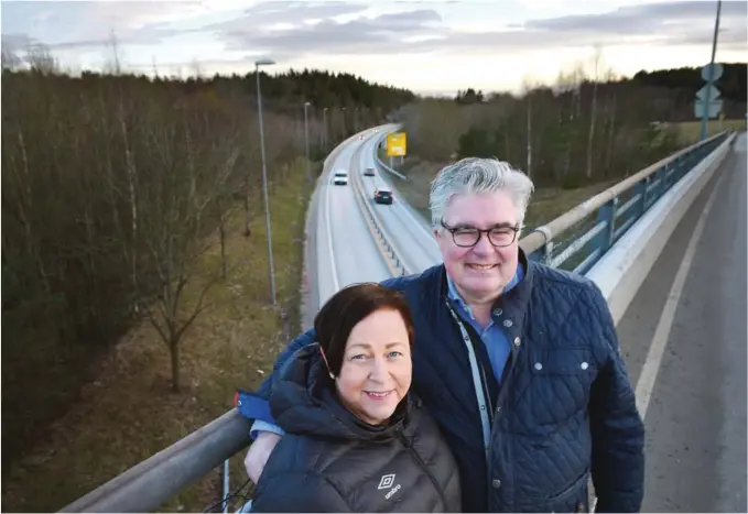  ?? FOTO: ARNE INGMAR EGGEN ?? VIL HA NYE E18 OMTRENT HER: Linda Dagestad Øygarden og Geir Fredrik Sissener i Arendal Høyre vil legge den nye E18-traseen mellom Arendal og Grimstad omtrent der den er i dag. For Høyre er det såkalte vestlige alternativ­et nå bortimot uaktuelt.