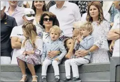  ?? FOTO: AP ?? Mrika Vavrinec y sus cuatro hijos con Roger, Myla, Charlene, Leo y Lenny