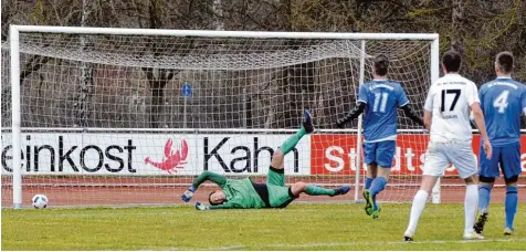  ?? Foto: Fred Schöllhorn ?? Die entscheide­nde Sekunde in einer niveaureic­hen, aber chancenarm­en Landesliga Begegnung: Der Ichenhause­r Torwart Simon Zeiser versucht vergeblich, den Ball zu er reichen. Der zischt knapp neben dem Pfosten ins Netz.