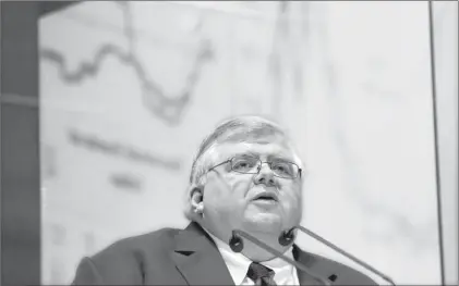  ??  ?? El presidente del Banco de México, Agustín Carstens, durante presentaci­ón del Informe trimestral octubre-diciembre 2015, el 3 de marzo pasado ■ Foto Yazmín Ortega Cortés