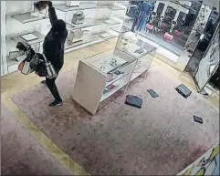  ?? MOSSOS D'ESQUADRA. CEDIDA. / ACN ?? Una cámara de seguridad graba el robo dentro de una tienda