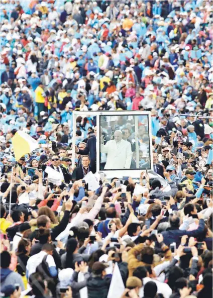  ??  ?? ► El Papa recorre el parque Simón Bolivar en Bogotá, durante su visita a Colombia en septiembre.