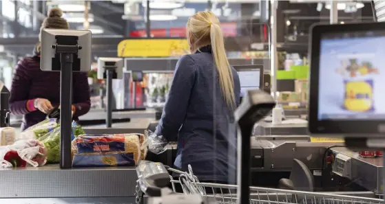  ?? FOTO: LEHTIKUVA ?? Lidl har länge saknat ett stamkundsk­ort, trots att konkurrent­erna haft egna bonussyste­m i många år.