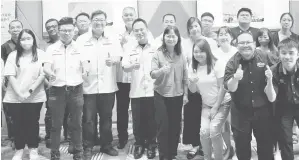  ?? ?? TINGKATKAN KESEDARAN: Para peserta bergambar dengan penceramah untuk seminar anjuran YPNM dan HRD Corp di Miri, Jumaat lalu.