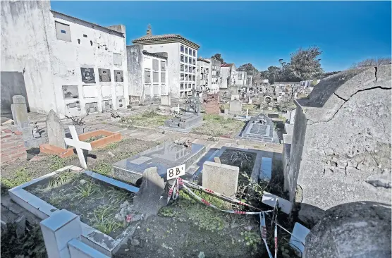  ?? Mauro V. rizzi ?? La tumba del cementerio de Otamendi donde debían estar, dentro de su ataúd, los restos de Ciro Lescano