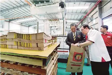  ?? PIC BY ABDULLAH YUSOF ?? Perak Investment and Corridor Developmen­t Committee chairman Datuk Seri Mohammad Nizar Jamaluddin (left) and Hasrat Meranti Sdn Bhd managing director Mok Tuck Meng during a visit to Hasrat Meranti’s manufactur­ing plant in Tapah, Perak, yesterday.