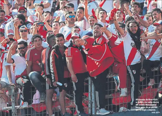  ?? FOTO: GETTY ?? Aficionado­s de River Plate se suben a las vallas dentro del estadio Monumental horas antes de un partido que no llegó a empezar.