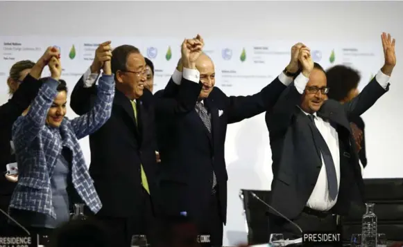  ?? FRANCOIS MORI/THE ASSOCIATED PRESS ?? From left, United Nations climate chief Christiana Figueres, United Nations Secretary General Ban Ki-moon, French foreign minister and chair of the Conference of Parties 21, Laurent Fabius, and French President Francois Hollande celebrate the climate...