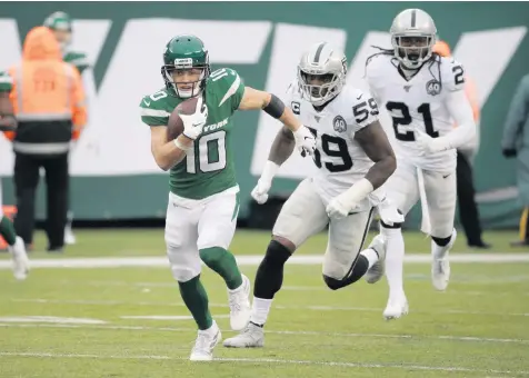  ?? AP ?? El
Braxton Berrios (10), de los Jets de Nueva York, deja atrás a Tahir Whitehead (59) y D.J. Swearinger (21), de los Raiders de Oakland.