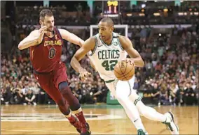  ??  ?? Al Horford van Boston Celtics probeert langs Kevin Love van Cleveland Cavaliers te gaan. (foto: ESPN)