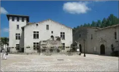  ??  ?? L’office de Tourisme place du Roy à Casteljalo­ux