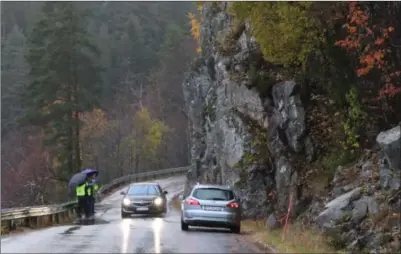  ?? FOTO: TORREY ENOKSEN ?? Fylkesveie­n forbi Havsåsen er rasutsatt og svaert smal. Unni Nilsen Husøy håper fylkesordf­ørerens besøk vil føre til at det kan bygges en ny vei bak fjellet.