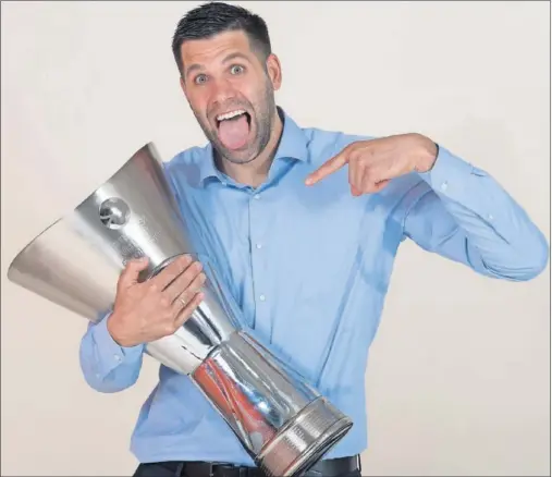  ??  ?? Felipe Reyes posa con el trofeo de la Euroliga, que ha ganado dos veces en una carrera con 27 títulos.