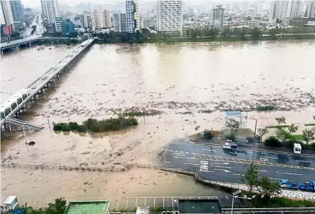  ??  ?? Major inundation: The Taehwa River burst its banks after heavy rain caused by Typhoon Haishen and flooded riverside roads in Ulsan. — AFP