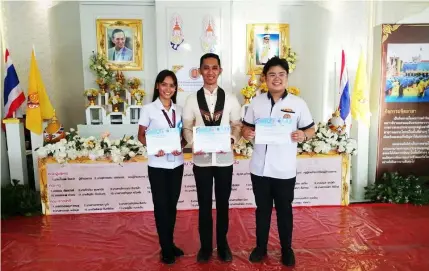  ??  ?? DHVSU WINNERS. Students of DHVSU who won in the solo singing category of the Profession­al Skills Competitio­n and Fundamenta­l Skills Competitio­n held in Thailand pose with their coach during the awarding ceremonies.— Contribute­d Photo