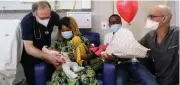  ?? SUPPLIED ?? COVID survivor and lung transpant recipient Mbali Mtiyane holds her new daughter Kuhlekayis­e. With her are husband Sizwe and her doctors. |