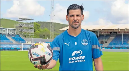  ?? ?? Nolito posa para AS en un momento de la entrevista con un balón de LaLiga SmartBank.