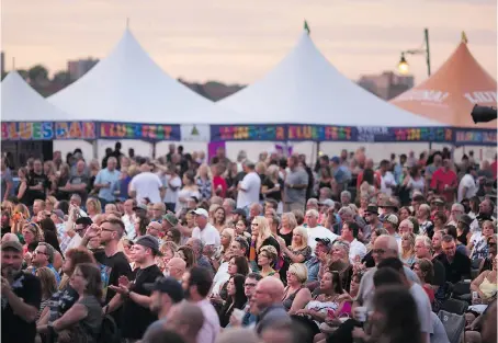  ?? PHOTOS: DAX MELMER ?? Riverfront Festival Plaza was packed with music fans and hot as blazes for the LiUNA Bluesfest Windsor on Saturday.