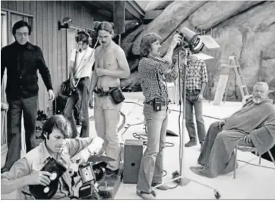  ??  ?? Orson Welles, a la derecha, sentado y ataviado con una túnica, durante el rodaje de ‘The other side of the wind’.