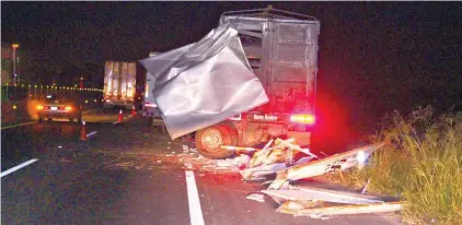  ??  ?? Un camión de 3 y media toneladas y un tráiler protagoniz­aron un aparatoso accidente.