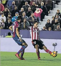  ?? FOTO: LUIS ÁNGEL GÓMEZ ?? Autogol Forzado por De Marcos en Valencia