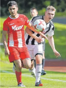  ?? FOTO: VOLKER STROHMAIER ?? Der SV Mietingen, hier mit Felix Stumm (rechts), hofft heute Abend auf weitere Zähler für den Klassenerh­alt.