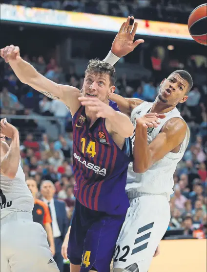  ?? FOTO: EFE ?? Artem Pustovyi y Walter Tavares pelean por un balón. El Barça jugó el jueves en Madrid uno de sus peores partidos del curso