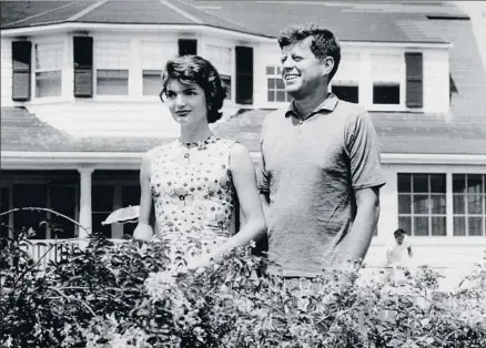  ?? BOSTON GLOBE / GETTY ?? Jacqueline y John Fitzgerald Kennedy, en julio de 1957