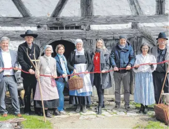  ?? FOTO: WINFRIED RIMMELE ?? An einem roten Faden ziehen Landrat Stefan Bär (links), Vera Jovic-Burger (4. von links), Bürgermeis­terin Marina Jung und Museumslei­ter Jochen Schicht (4. und 3. von rechts) mit den Erlebnisfü­hrern.