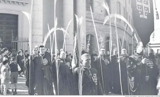  ?? FOTOS: RICARDO / ARCHIVO FUNDACIÓN CAJASUR ?? Antiguos Caballeros de la hermandad en la procesión de las palmas de la parroquia de la Compañía, en los años 50.