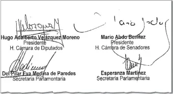  ??  ?? Parcial de una de las hojas de la Ley N° 5530/16, que muestra la firma de Marito y de Velázquez.