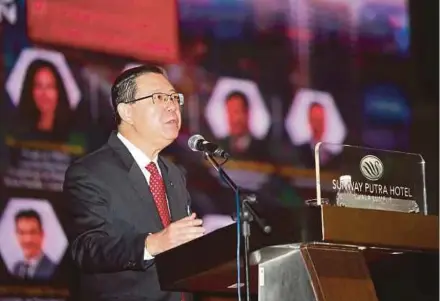  ?? PIC BY NURUL SHAFINA JEMENON ?? Finance Minister Lim Guan Eng delivering his speech at the Rehda Institute CEO Series 2018 in Kuala Lumpur yesterday.