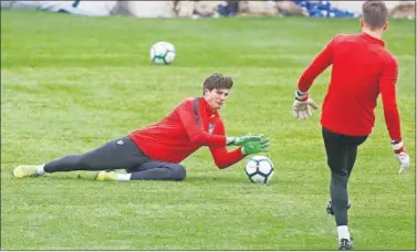  ??  ?? LISTO. Werner, en la sesión de ayer, parando un balón que le enviaba el portero del Juvenil, Diego Conde.