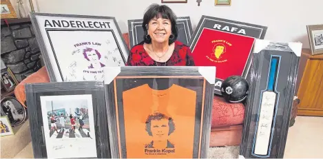  ?? Picture: Chris Austin. ?? Amanda Kopel, widow of ex-United player Frank Kopel, shows off the signed shirts.