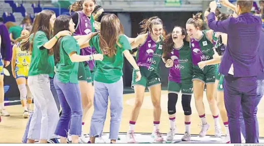  ?? FOTOS: CARLOS GUERRERO ?? El Unicaja Mijas celebra la victoria.