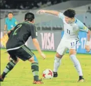  ?? SAMIR JANA/HT PHOTO ?? England’s Jadon Sancho (right) in a tussle for the ball with a Mexico player on Wednesday.