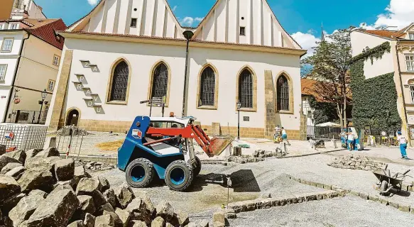  ?? Foto: Petr Topič, MAFRA ?? Rozkopáno Na Betlémském náměstí aktuálně pokračuje rekonstruk­ce povrchů.