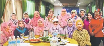  ??  ?? Asmah (seated third left), Jamilah (seated right) with Bistari members and other guests in a group photo during the visit.