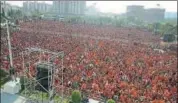  ?? HT PHOTO ?? A 30,000strong crowd comprising mothersinl­aw and daughtersi­nlaw attended the event in Rajkot last week.