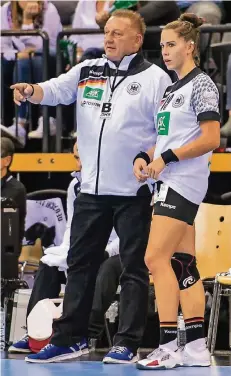  ?? FOTO : IMAGO ?? Bundestrai­ner Michael Biegler teilt Emily Bölk mit, was er von der 19-Jährigen, deren Mutter Andrea vor 24 Jahren den WM-Titel gewann, erwartet.